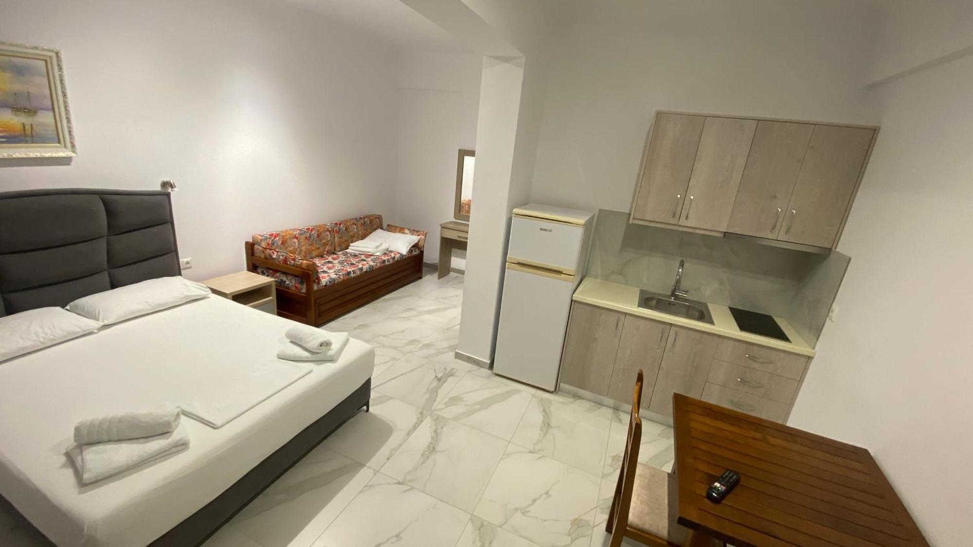 Vangjelis Hotel Химара Экстерьер фото